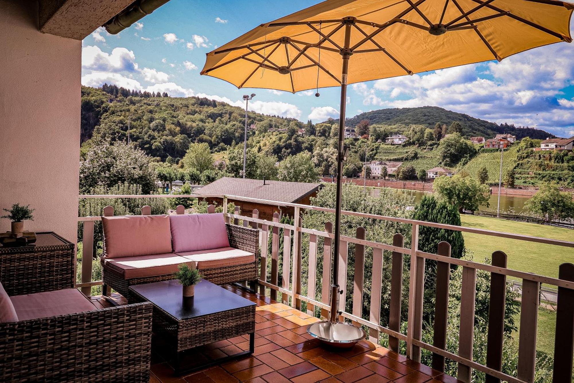 Traumaussicht Kamin Balkon Burgblick 65 Zoll Tv Netflix Sky Joyn Lindenplatz Bullay